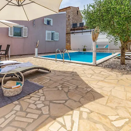2 Bedroom Stunning In *