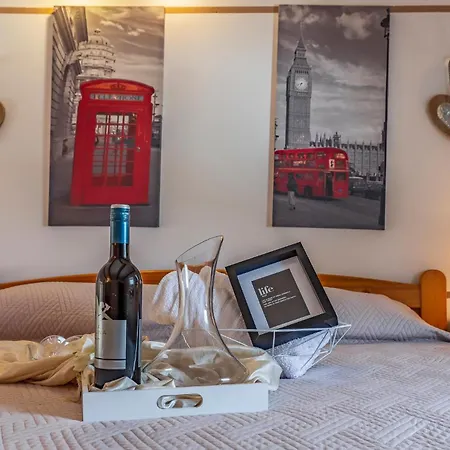 2 Bedroom Stunning In *