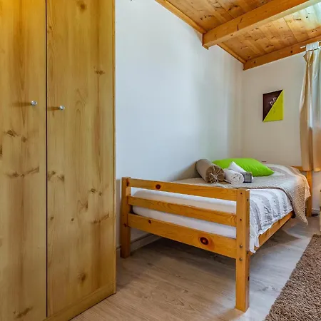 2 Bedroom Stunning In *