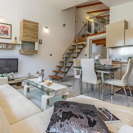 2 Bedroom Stunning In *